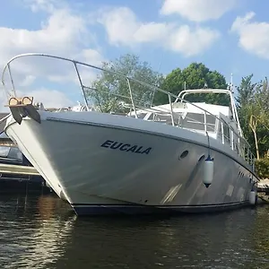  Botel Eucala Motor Yacht