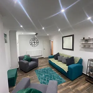  Holiday home Good Priced 6 Bedroom Family In Quiet Residential Area With Free Parking,no Parties Allowed- Windsor