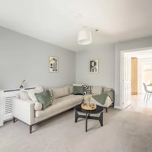  Apartment Windsor 10 Mins - 3 Bedrooms, 2 Bathrooms House With Parking